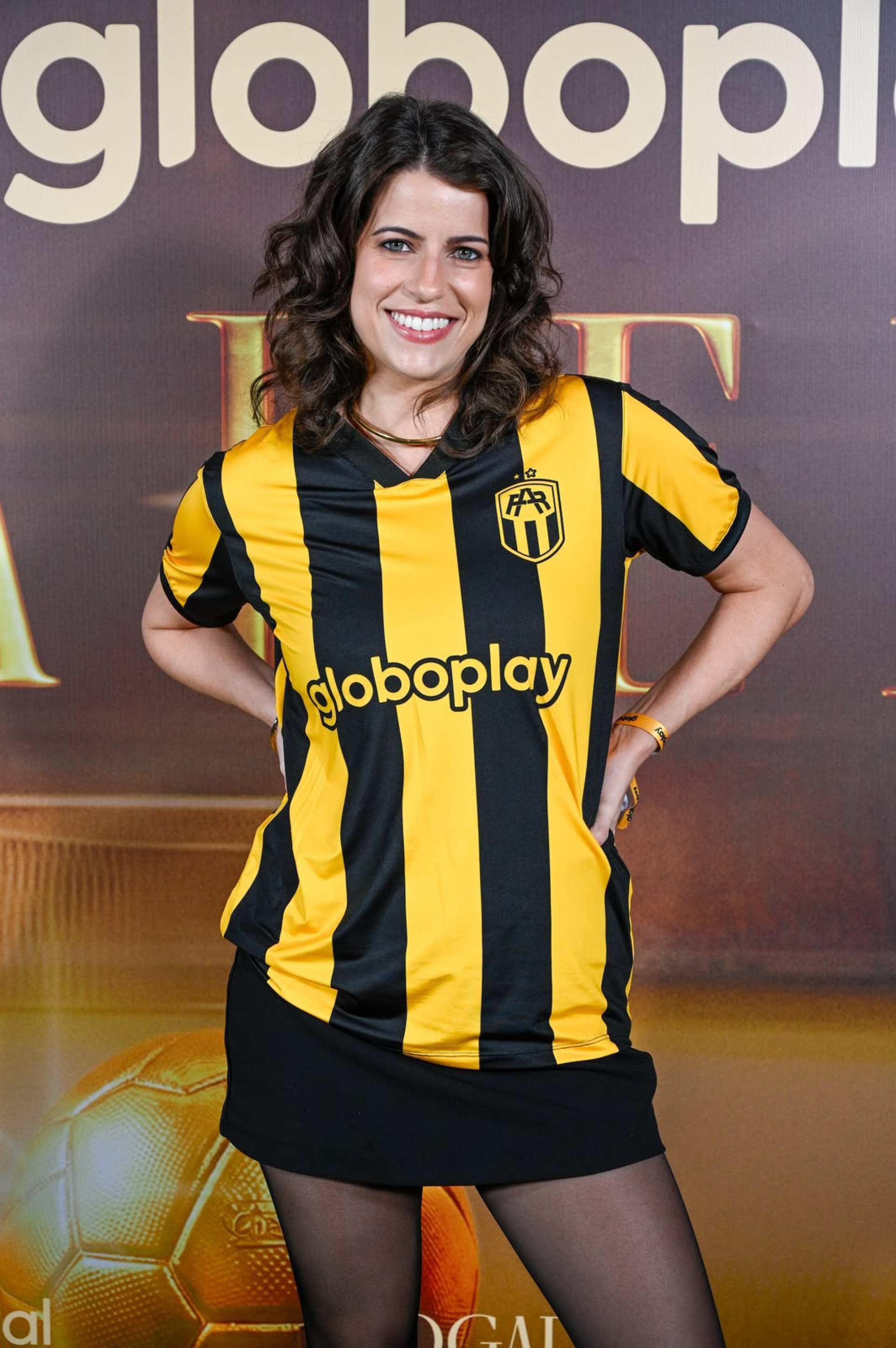 Maria Bopp como jornalista esportiva em cena de notícia em série