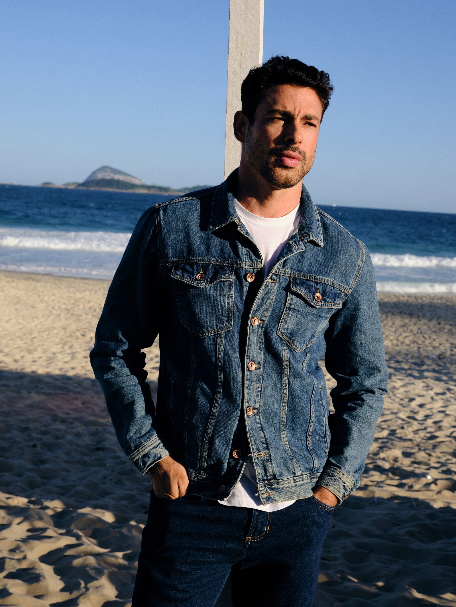 Ator Cauã Reymond posa nu em cena de filme "Jogada de risco".