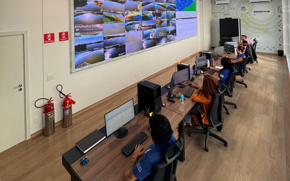 Profissionais trabalhando em laboratório com tecnologia verde.