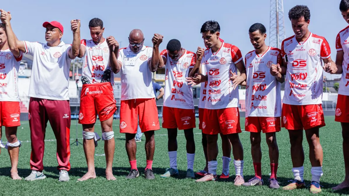 Jogadores de Itaquaquecetuba em campo, derrotados por 3 a 0 pelo América.