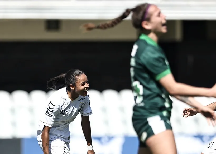 Atletas femininas do Palmeiras em ação no campo de futebol.